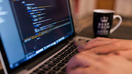 1024程序员节 | 安徽新华电脑专修学院 软件与网络技术的创新开发之路